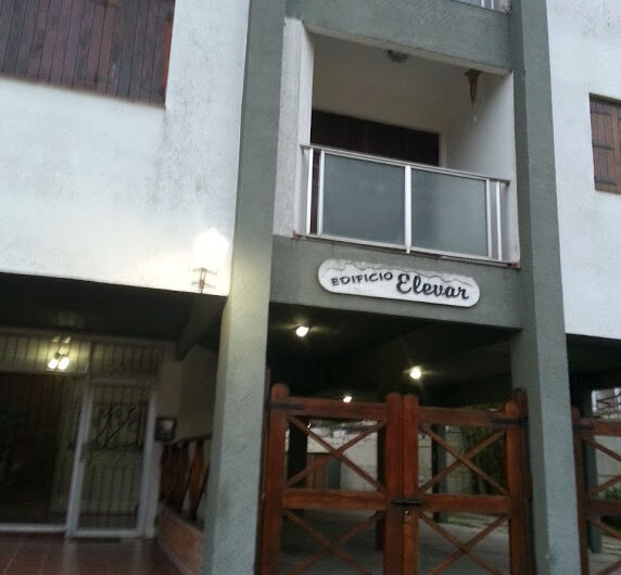 DEPARTAMENTO DE 2 AMBIENTES CON COCHERA Y PARRILLA EN PATIO