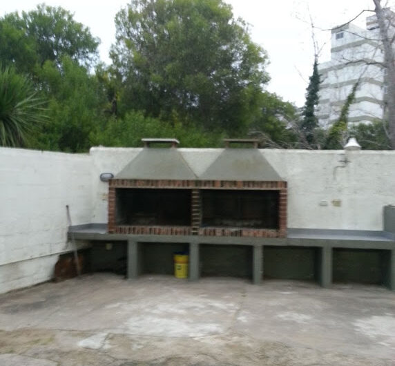 DEPARTAMENTO DE 2 AMBIENTES CON COCHERA Y PARRILLA EN PATIO